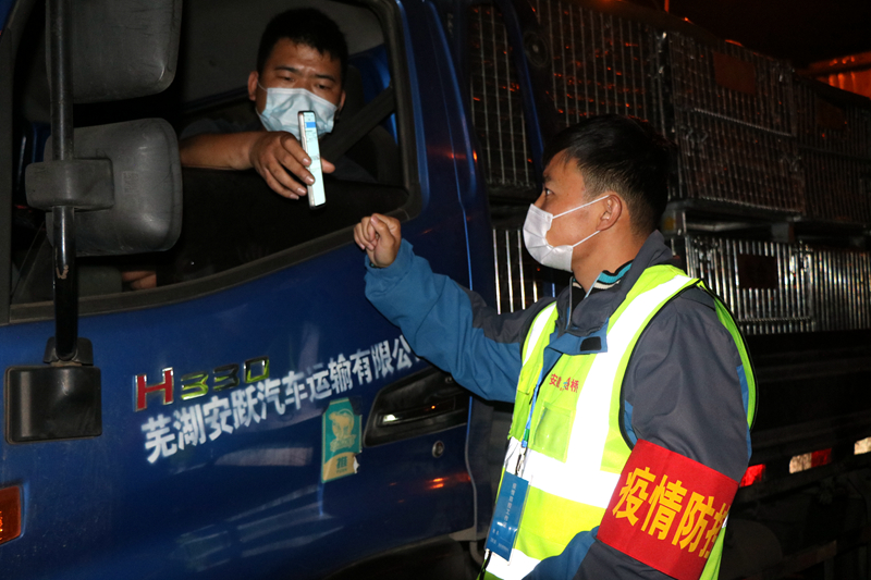 新一輪疫情發(fā)生后，安徽路橋迅速行動，組織全體職工和勞務工人進行全員核算檢測，筑牢疫情防控第一道防線。此外，還積極投身屬地疫情防控，踐行國企擔當。