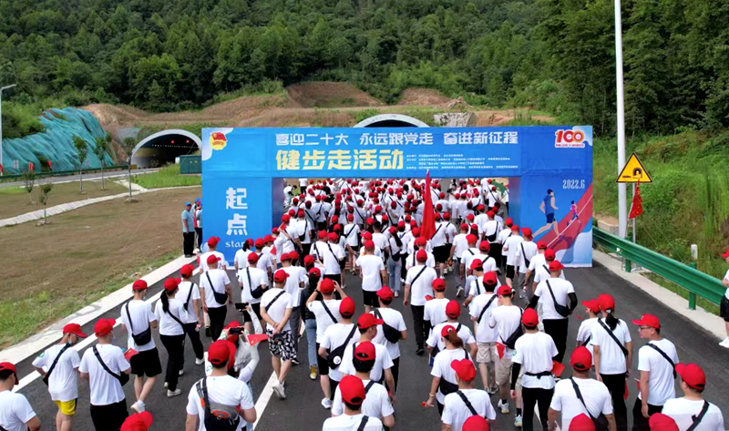 池州市團(tuán)委“喜迎二十大、奮進(jìn)新征程、永遠(yuǎn)跟黨走”健步走活動在公司G318項(xiàng)目舉行6